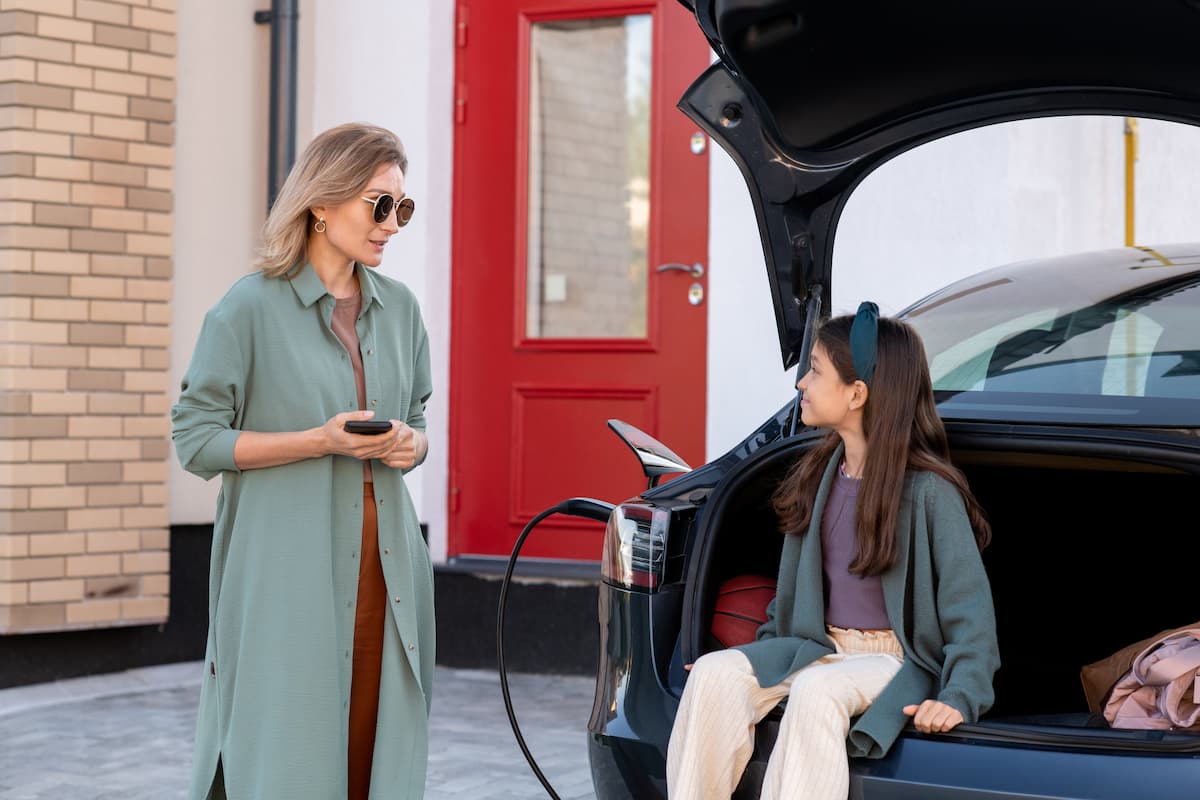 mere et fille chargeant voiture electrique